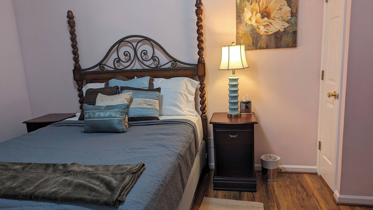 Greensboro House | King Suite, Fast Wi-Fi, Great for Long Stays, Pool, Near GSO Colleges & Coliseum