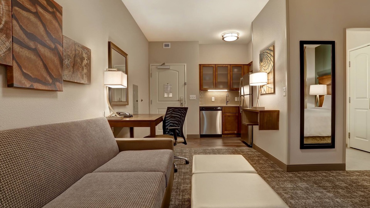 Overland Park Apartment | King Suite. Free Breakfast. Pool. Shared BBQ. Gym. Great for Business Travelers!