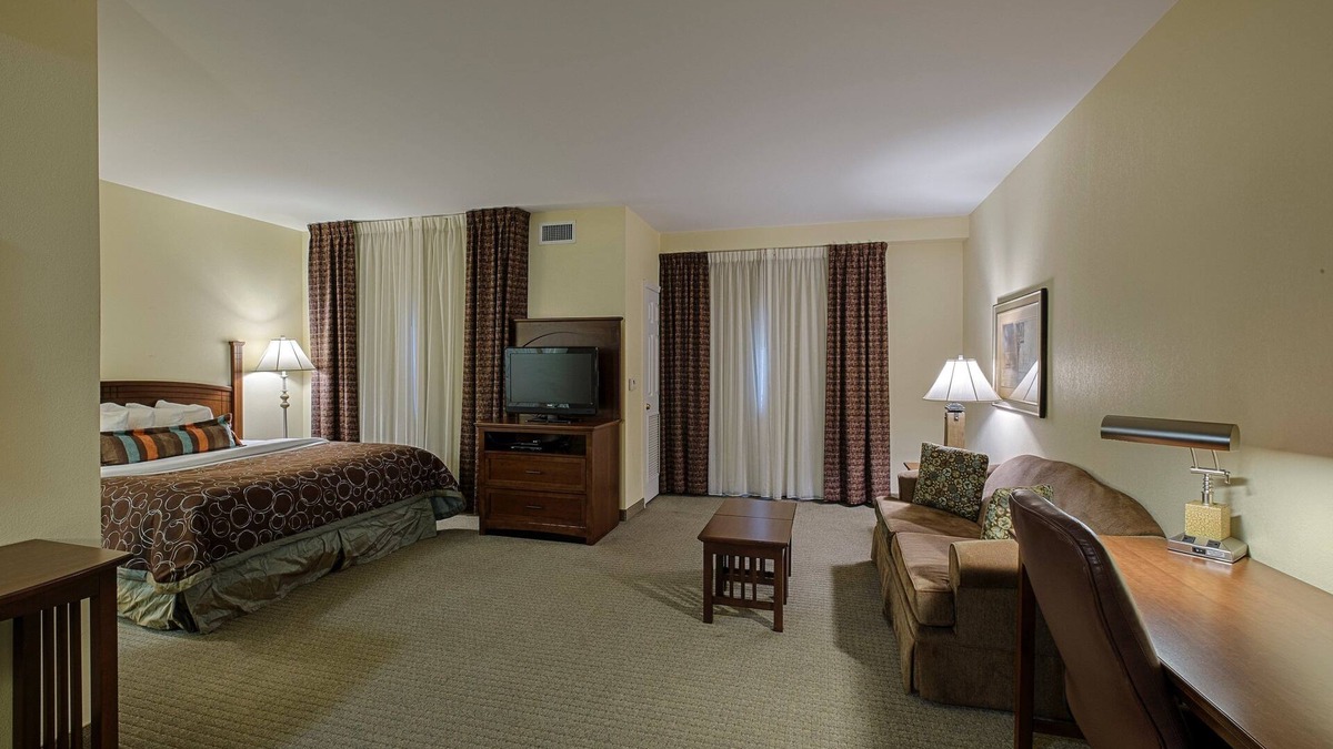 Harrisburg - Hershey Apartment | King Suite. Free Breakfast. Indoor Pool. Gym. Quick Drive to Hersheypark!