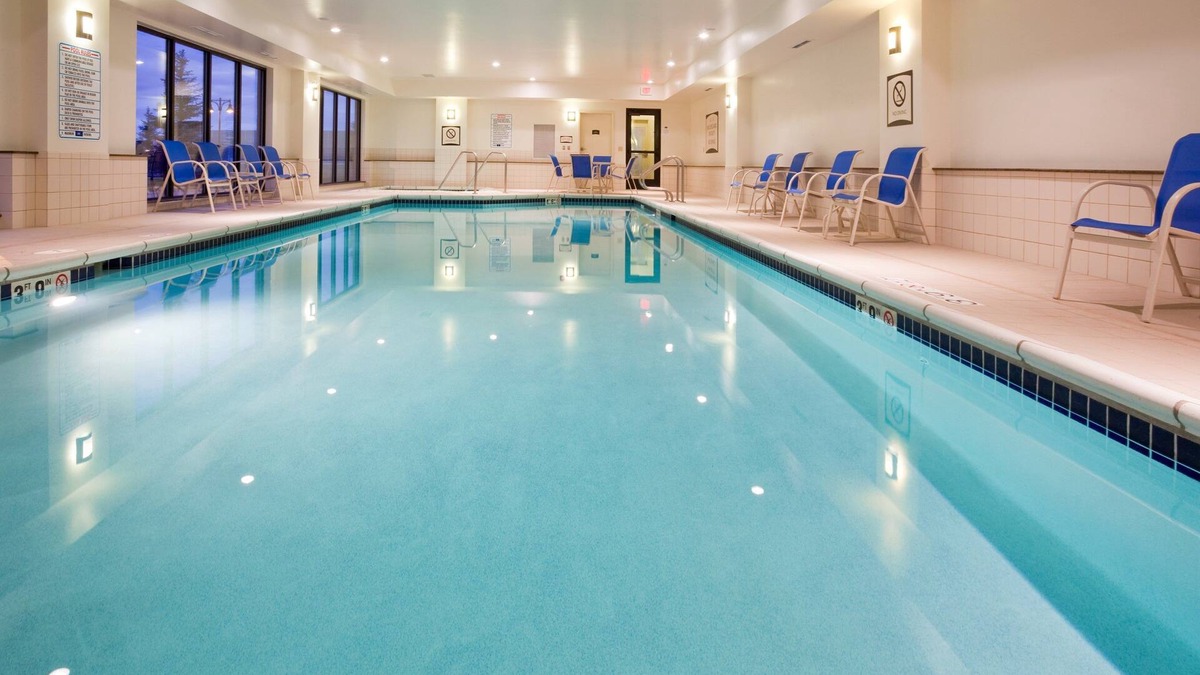 Oconomowoc Apartment | King Suite. Free Breakfast. Pool & Hot Tub. Gym. Near Aurora Medical Center!