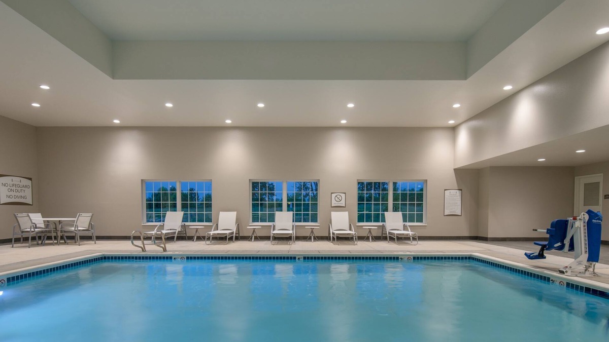 Hillsboro Condo | King Suite. Free Breakfast. Pool. Gym. Near Rock Creek Country Club!