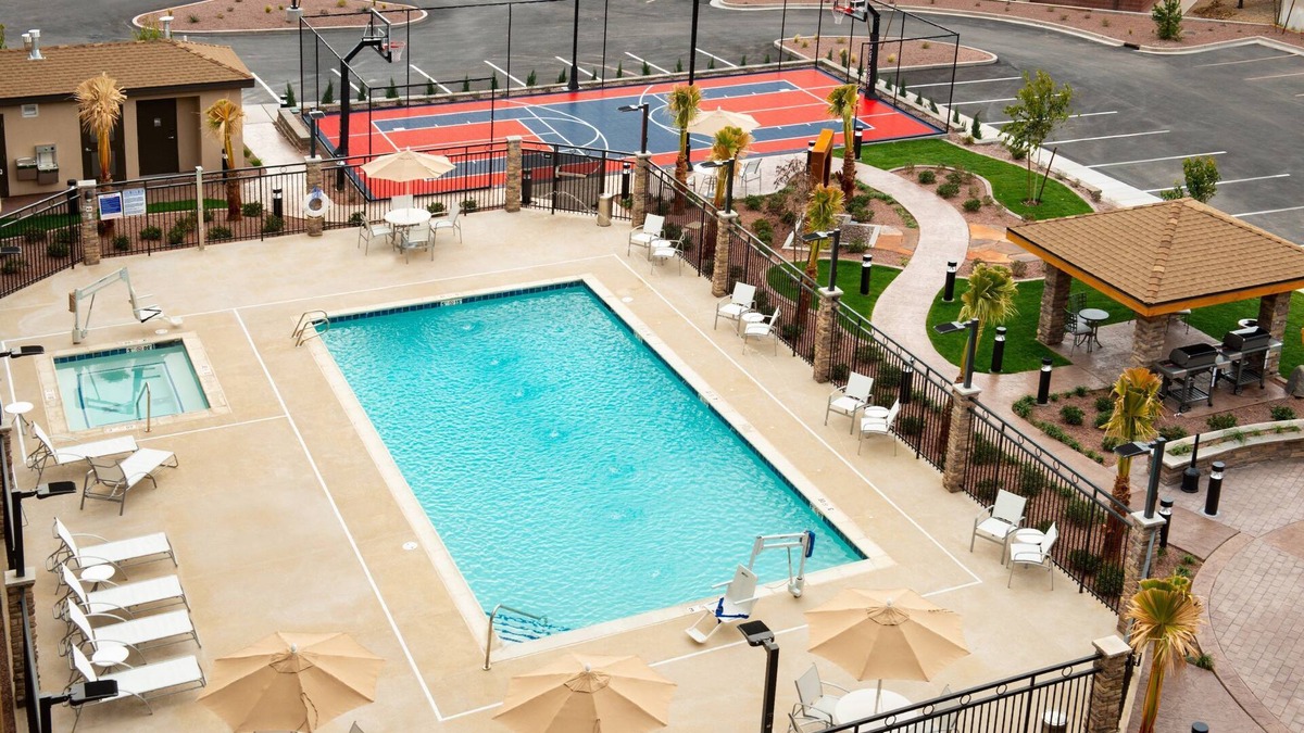 St. George Apartment | King Suite | Free Breakfast + Pool & Hot Tub Acess. Couples Retreat!
