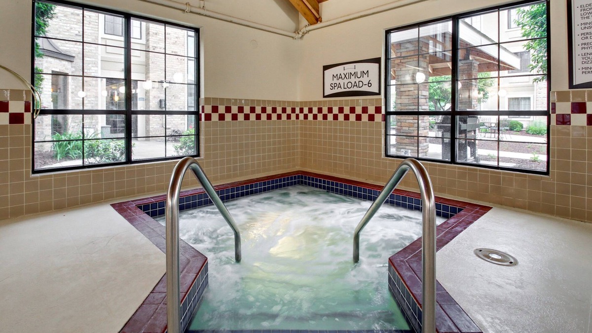 Madison Condo | King Suite. Free Breakfast. Pool. Near UW-Madison!