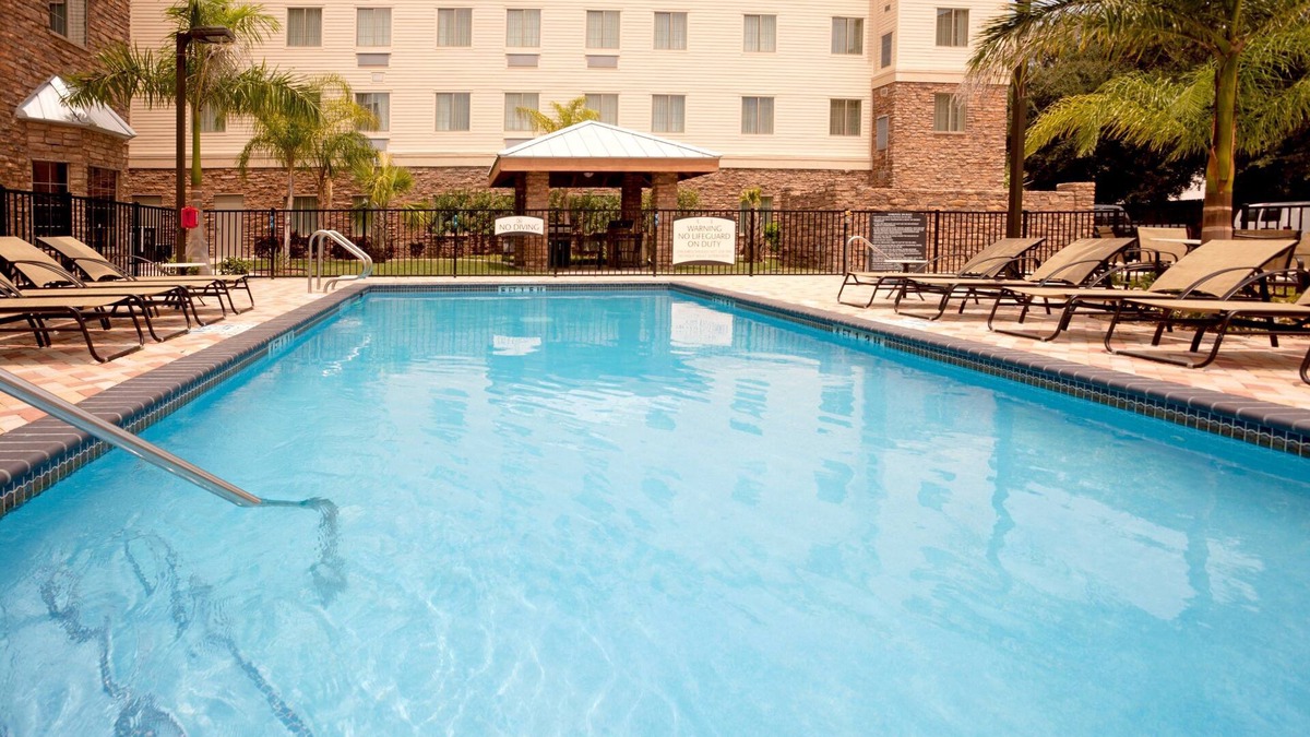 McAllen Condo | King Suite. Free Breakfast. Outdoor Pool & Hot Tub. Great for Business Travelers!