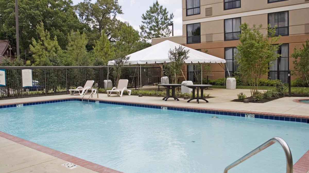 White Station Condo | King Suite. Free Breakfast. Outdoor Pool. Gym. Relaxing Retreat!