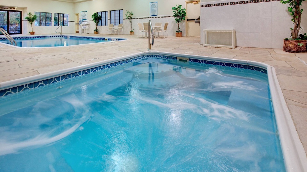 Peoria Apartment | King Suite. Free Breakfast. Pool & Hot Tub. Great for Business Travelers!