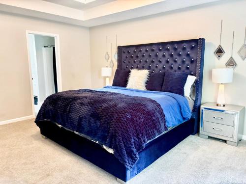 Ellenwood House | King Suite - Game Room - Gym - Private Bath - Hot Tub