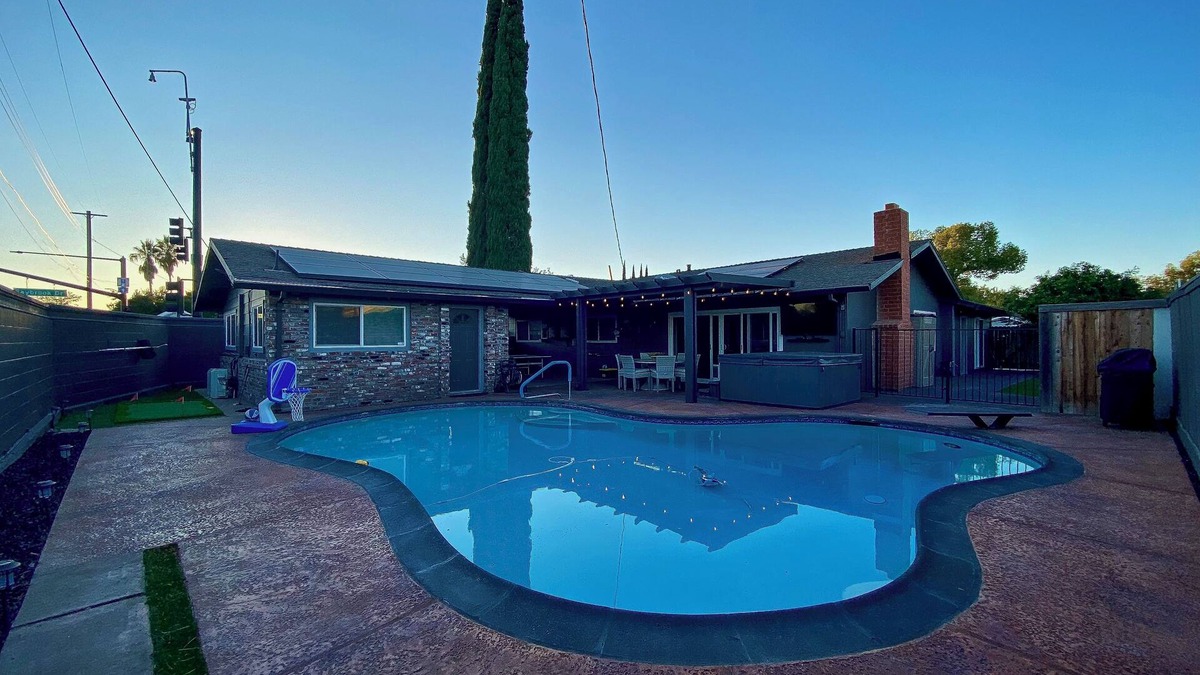 Citrus Heights House | King Suite House guest house, heated pool, spa, pool table, ping pong