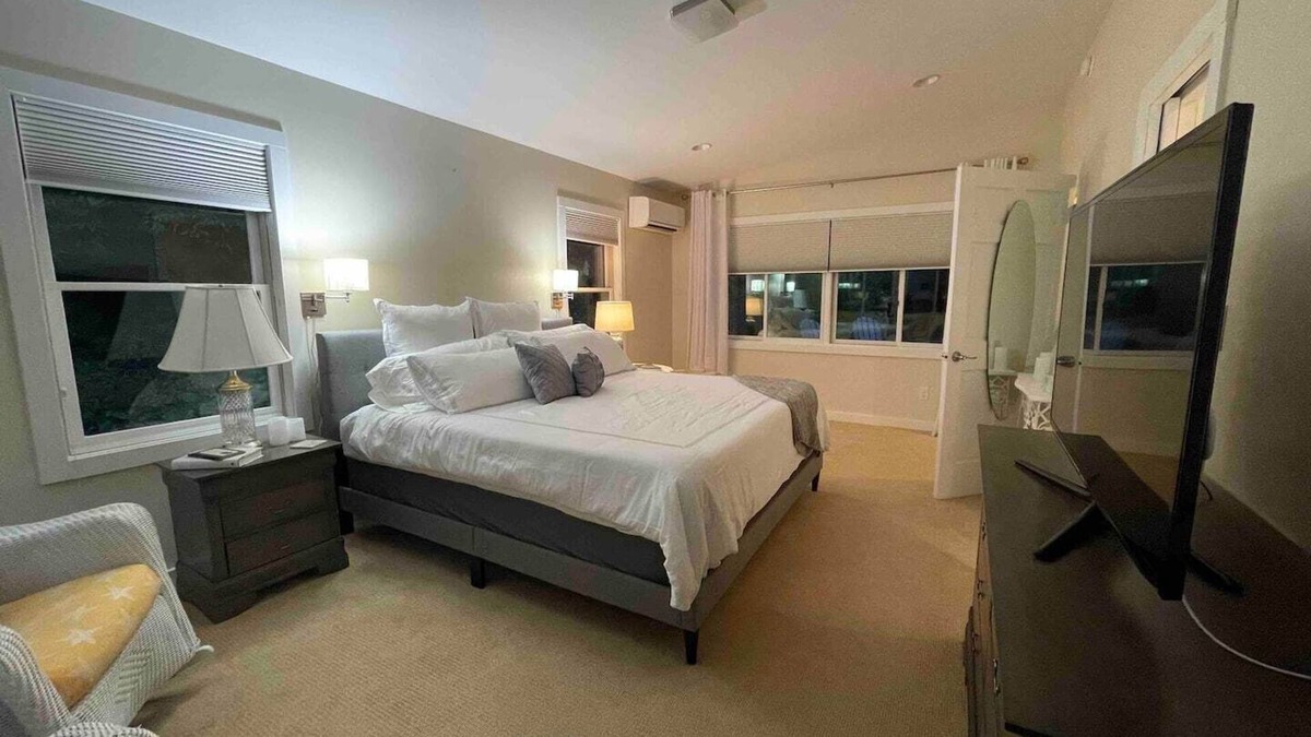 Highlands Apartment | King Suite in Highlands Close to town