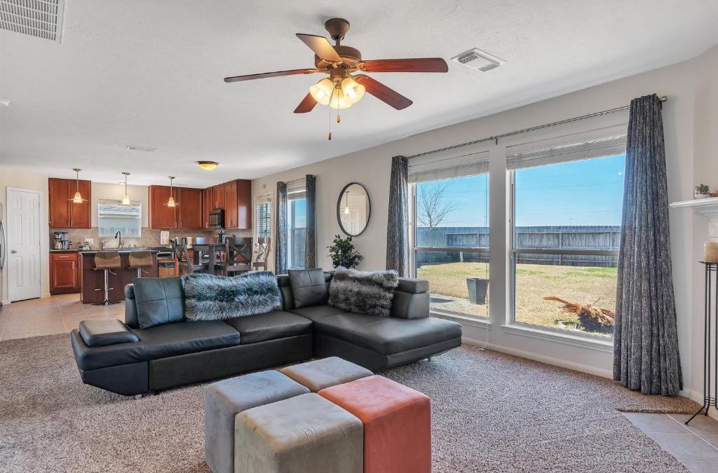 Houston House | King Suite, Jacuzzi Tub, Free WiFi, 15 Mins To Hobby Airport, Disney Plus, Netflix, Hulu, Green Space