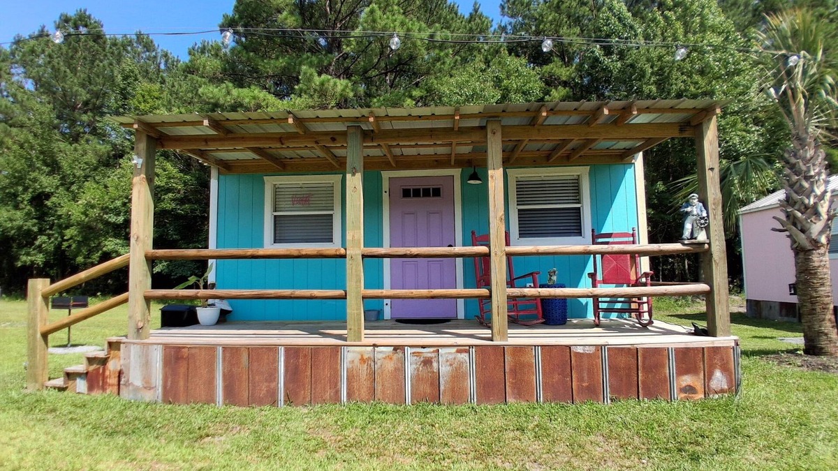 Hubert Cottage | King Suite Minutes to Beach Shopping Nature Trails Boating Historic Sites