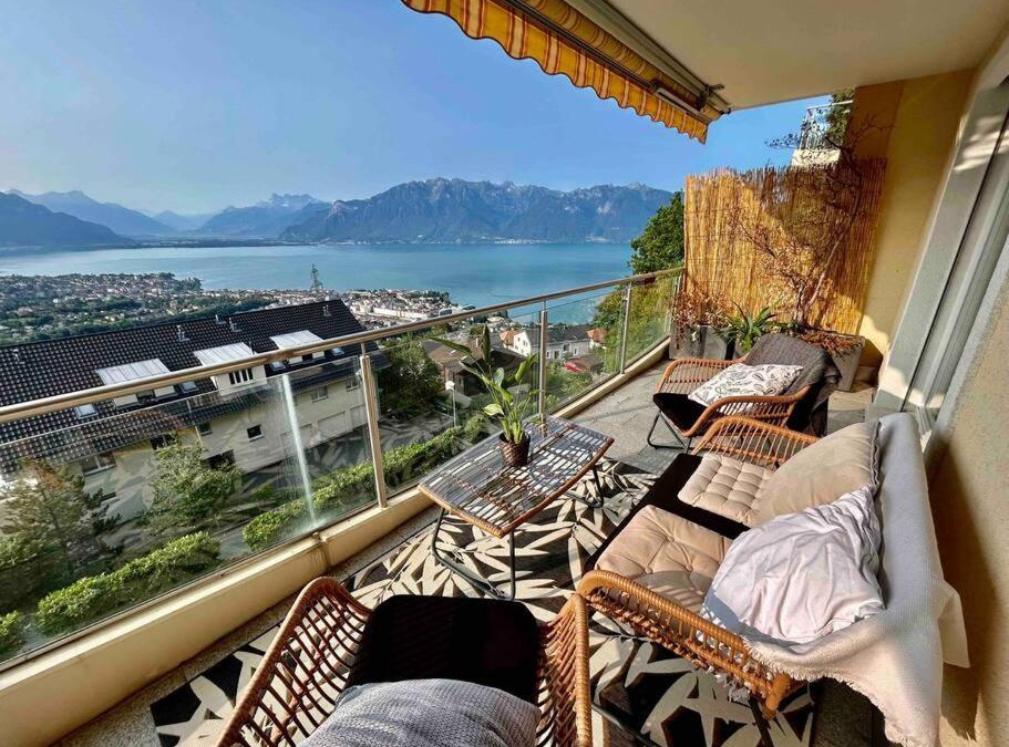 Chardonne Apartment | King Suite - Mountains & Lake Panoramic view