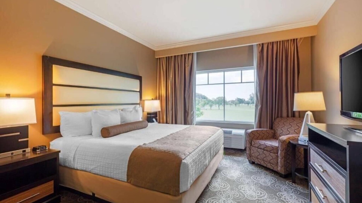 Miami Springs Apartment | King Suite Near Curtiss Mansion MIA