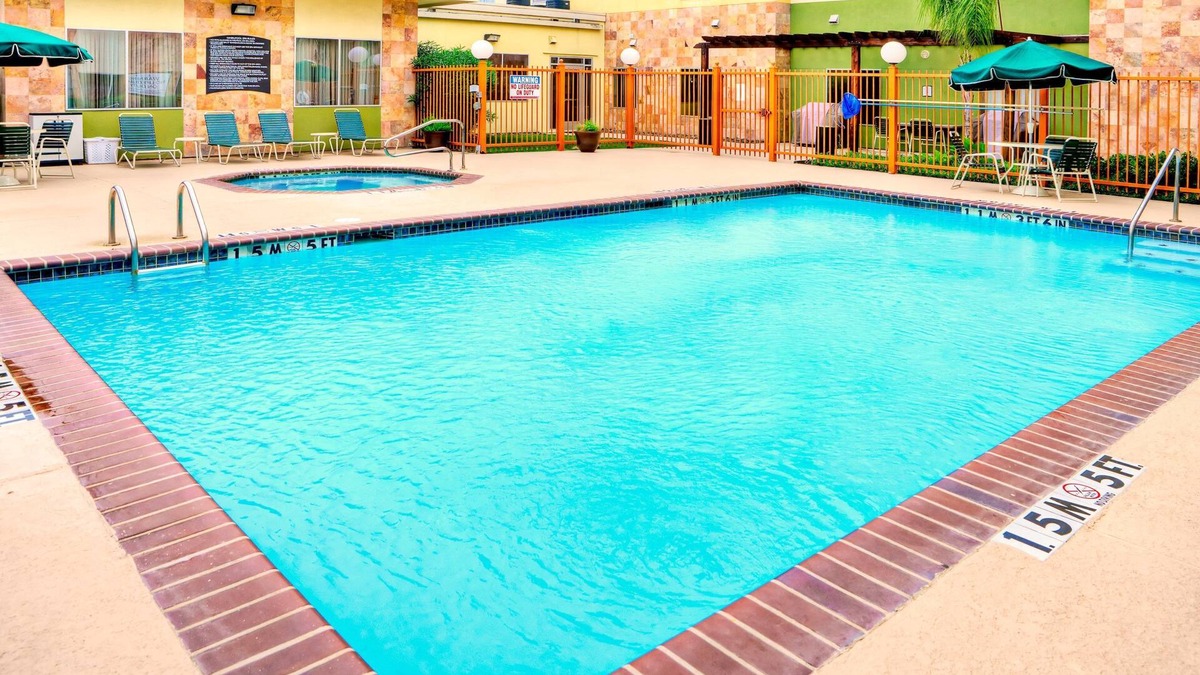 Bonanza Condo | King Suite Near LRD | Free Breakfast, Pool & Hot Tub Access