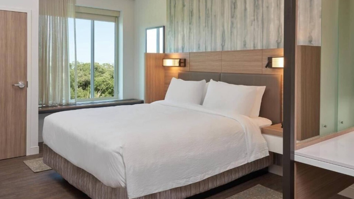 Orlando Apartment | King Suite Near See You Eyecare ORL