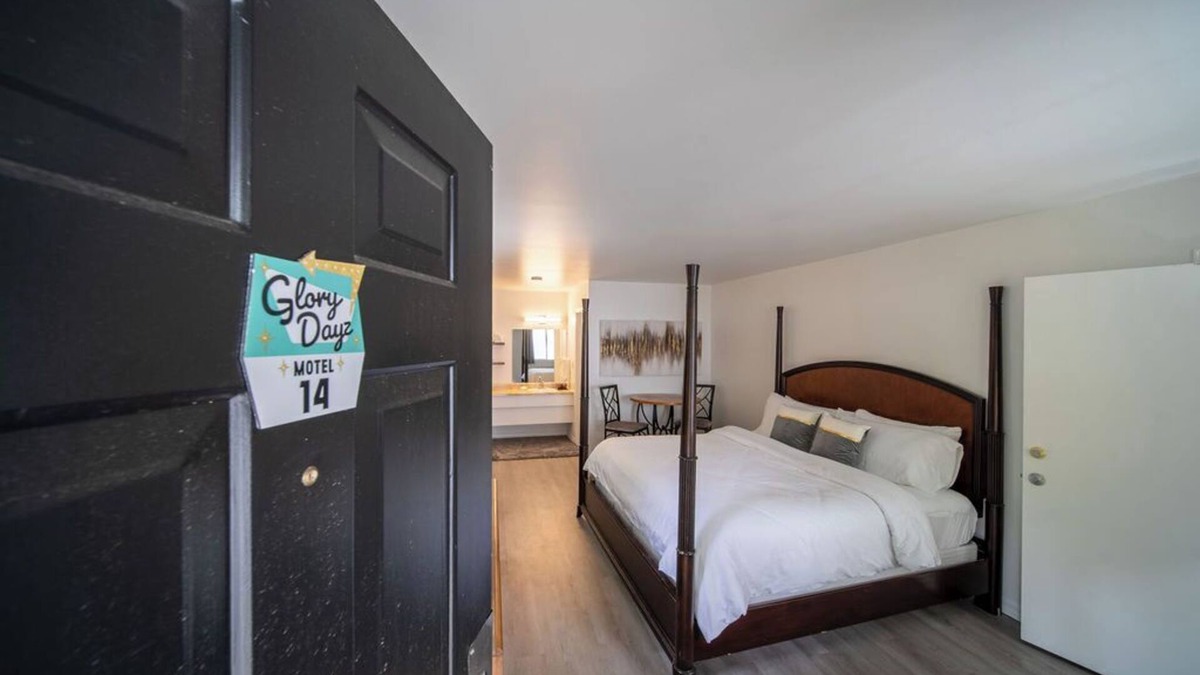 Eureka Springs Historic District Resort | King Suite Room #14 at GloryDayz!
