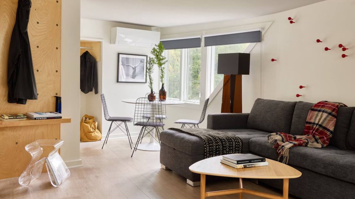 Stowe Area Hotel | King Suite | Tälta Lodge, a Bluebird by Lark | Recreation Path & River Access