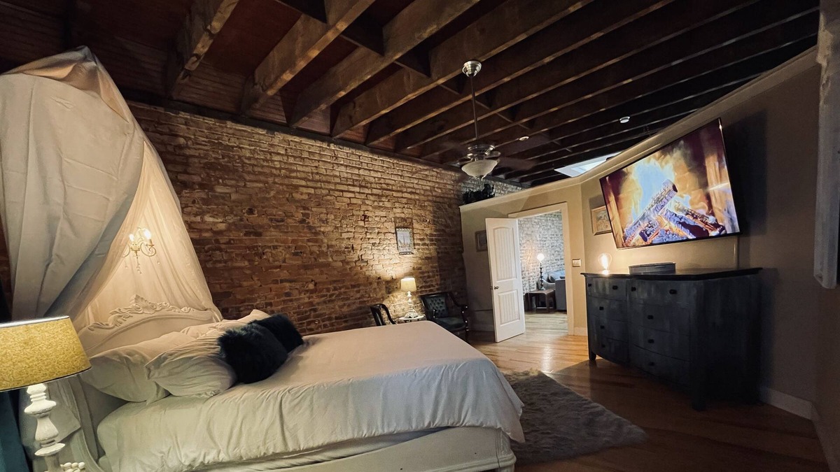 Abbeville Condo | King Suite- The Lofts at Court Square