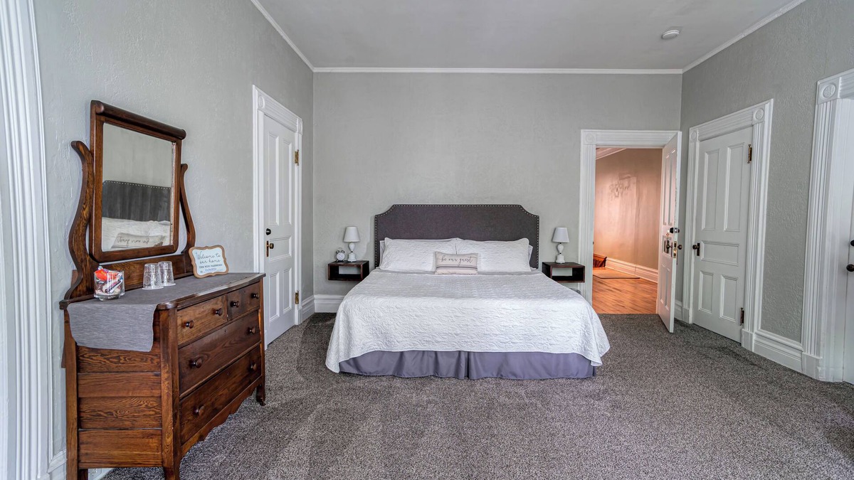 Towanda Bed & Breakfast | King Suite w/ Bath - Hatch House B&B