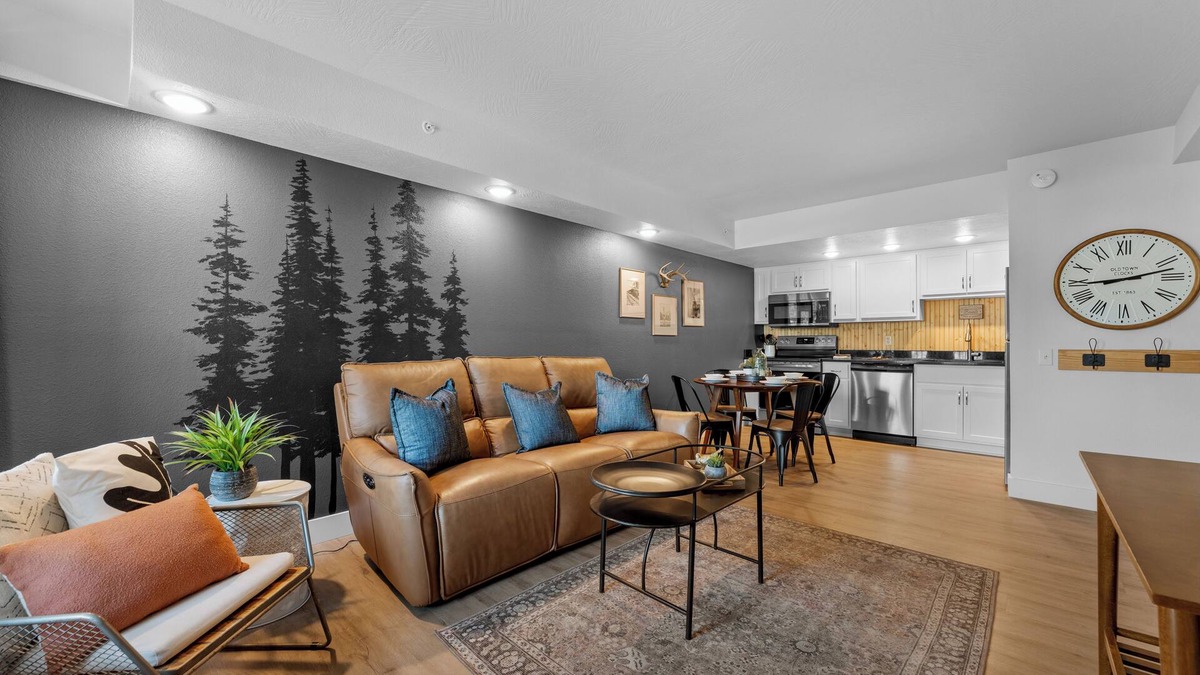 Branson Condo | King Suite w/Pool 2 min to Branson Landing