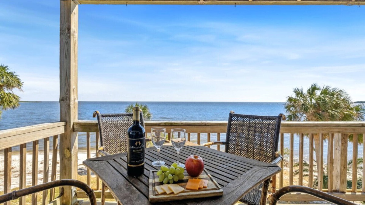 Cedar Key Condo | King Suite * Waterfront Views * Dolphins * Kayak Launch * Boat Parking