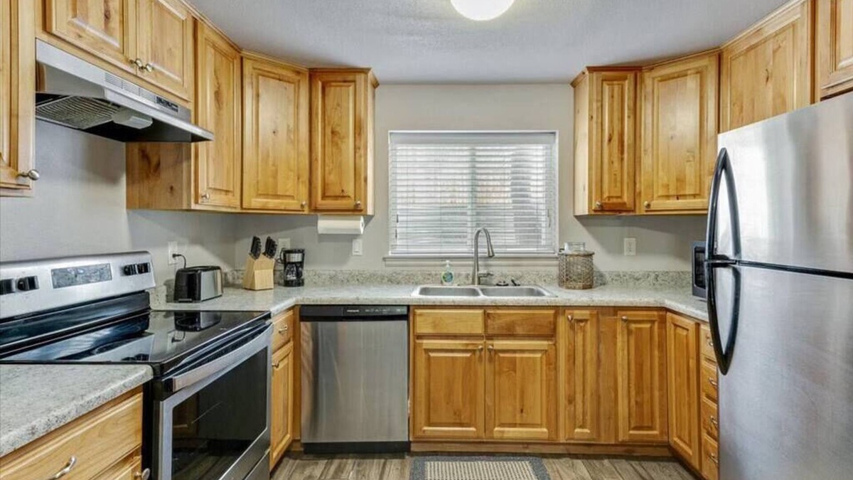 Springville House | King Suite, Wide Backyard, Lots of Parking!