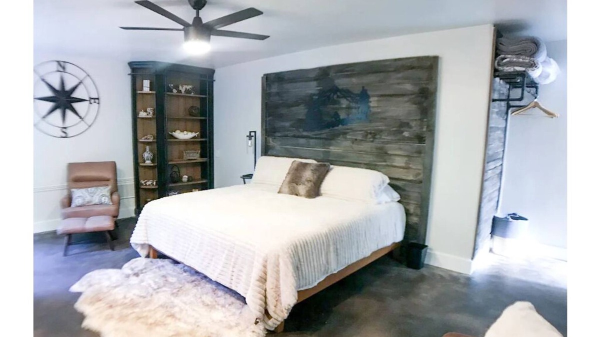 Sandy Apartment | King Suite with Year Round Spa-Perfect Ski Access