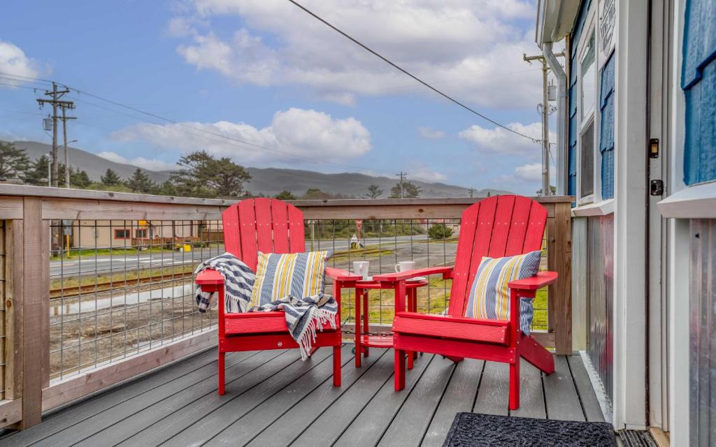 Rockaway Beach Apartment | King Tide - Meredith Lodging