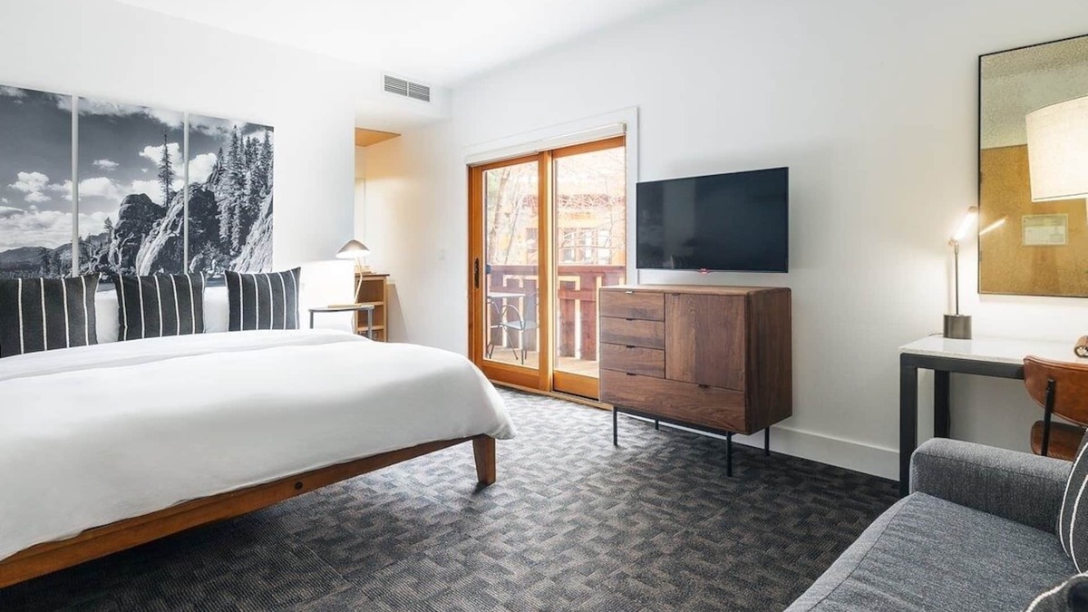 Truckee Hotel | King + Twin Sleeper Room at Gravity Haus, Outdoor Mountain Fun, Truckee Locale
