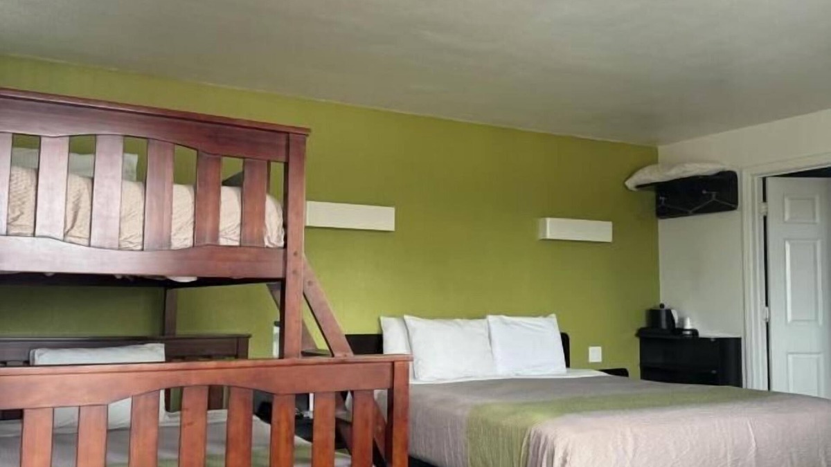Munras Avenue Hotel | King With BunkBeds Near Downtown Monterey