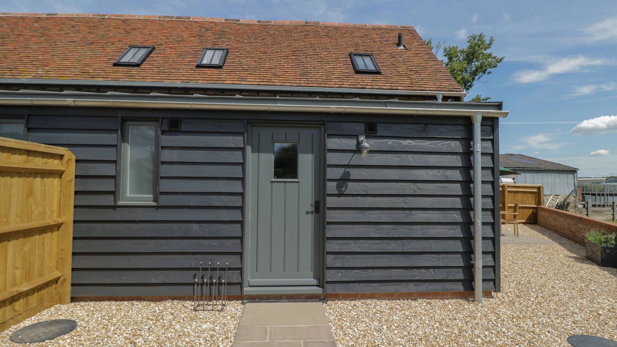 South Leigh Cottage | KINGFISHER, 2 THE OLD STABLES, pet friendly, with a garden in Witney