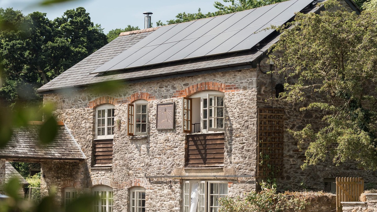 Saltash House | Kingfisher Barn, stunning location, private hot tub, tennis, river frontage