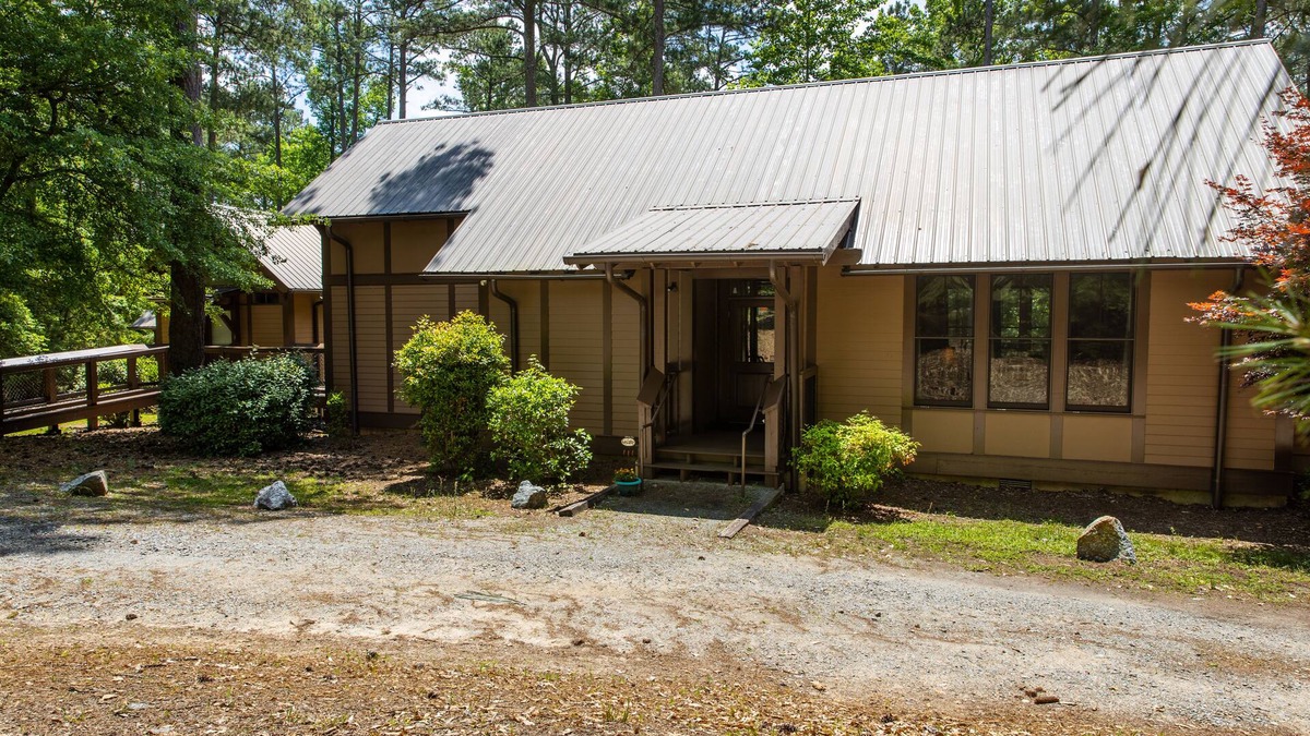 Woodstock House | Kingfisher Cabin: Family gatherings, team builder, church retreats