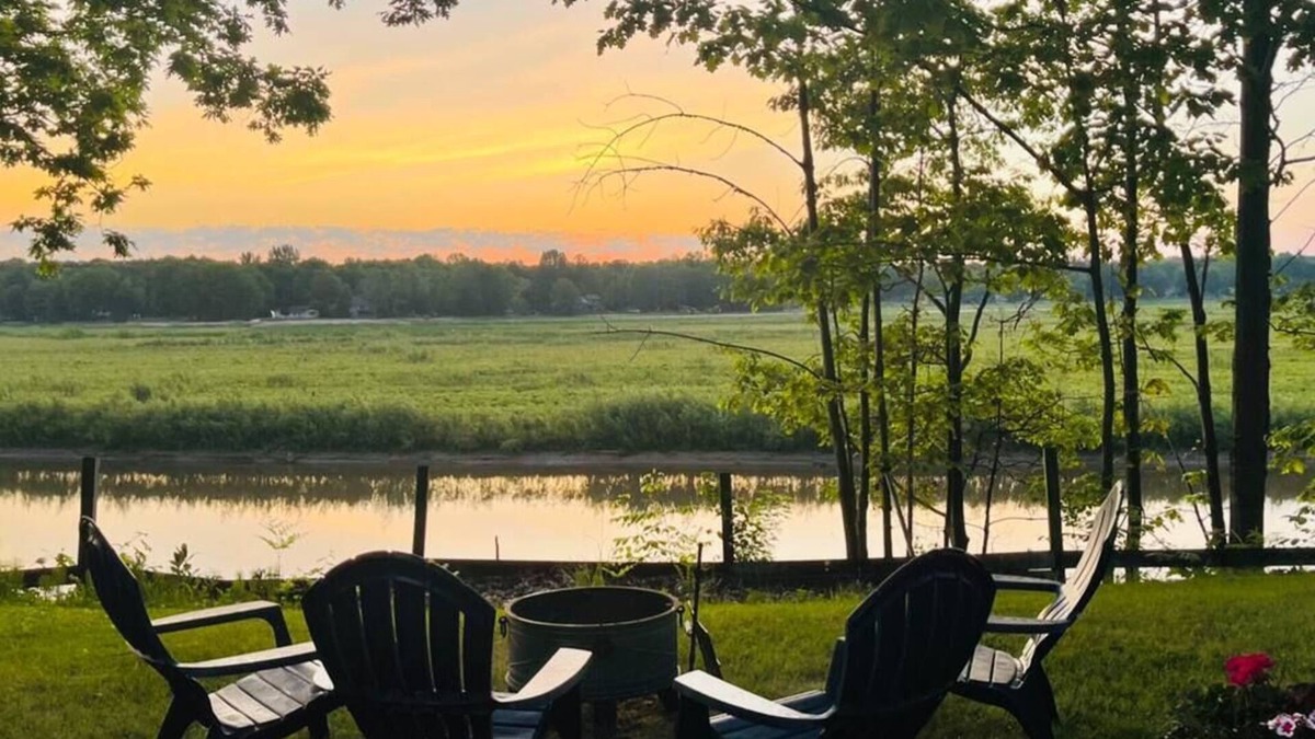 Sanford House | Kingfisher Cabin: Stunning Views! Lakebed Vistas