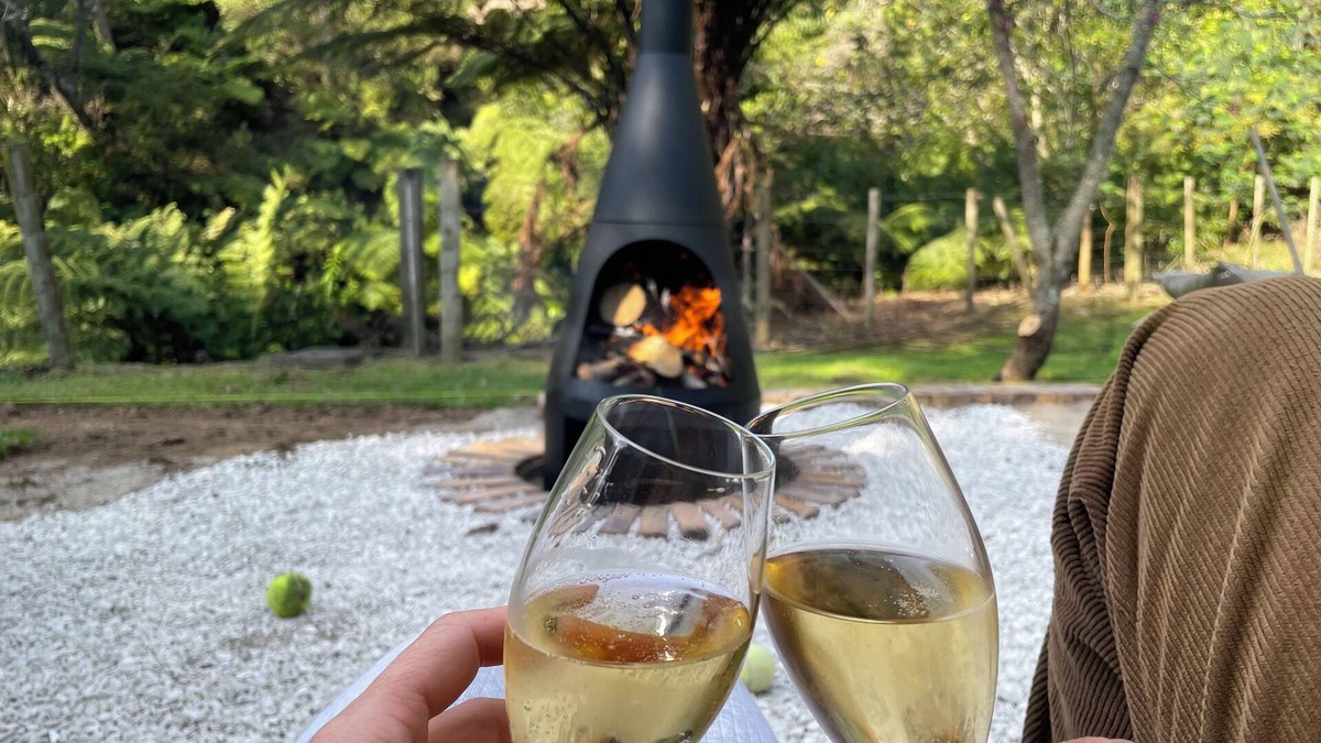 Katikati Cottage | Kingfisher cottage @ Villa Vie country estate.nOutdoor bath, fire pit, river