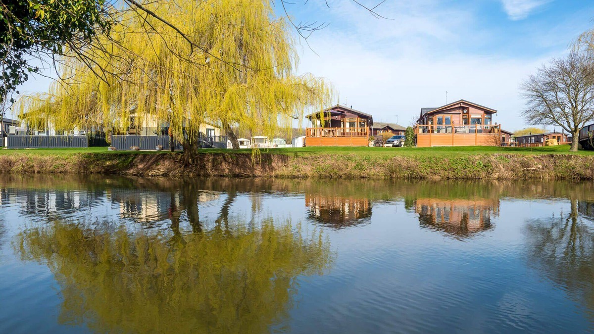 Tiddington Cabin | Kingfisher lodge with wonderful river views just 1 mile from Stratford upon Avon