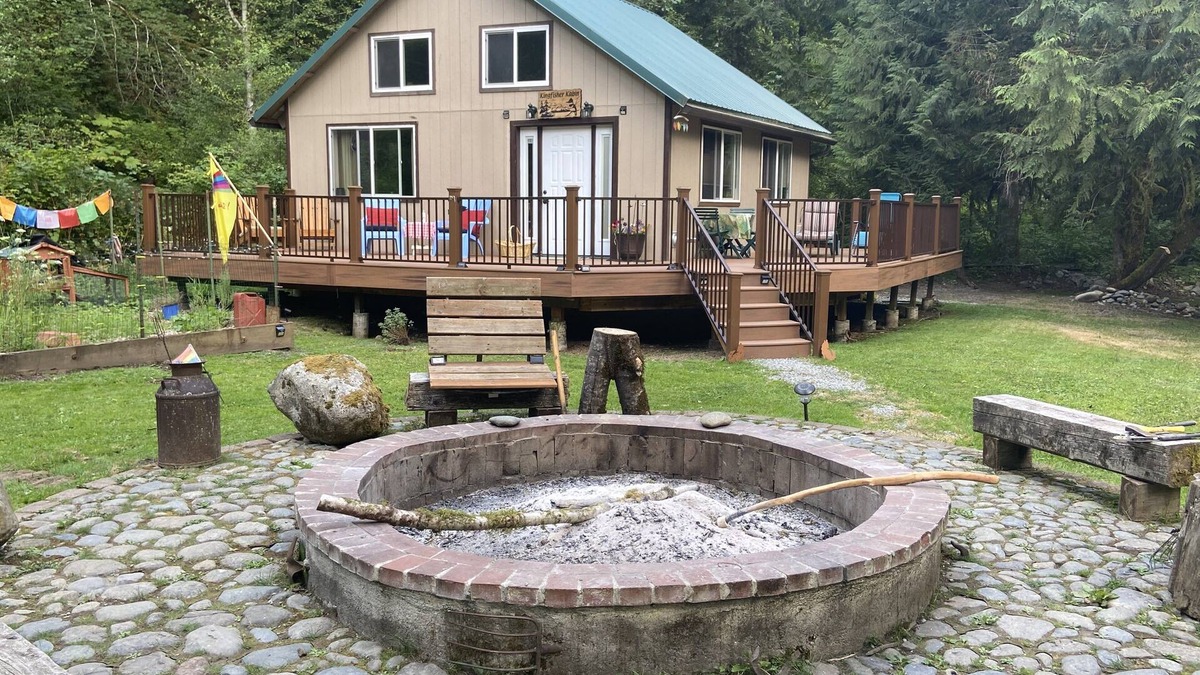 Issaquah Cabin | Kingfisher Kabin on the Raging River
