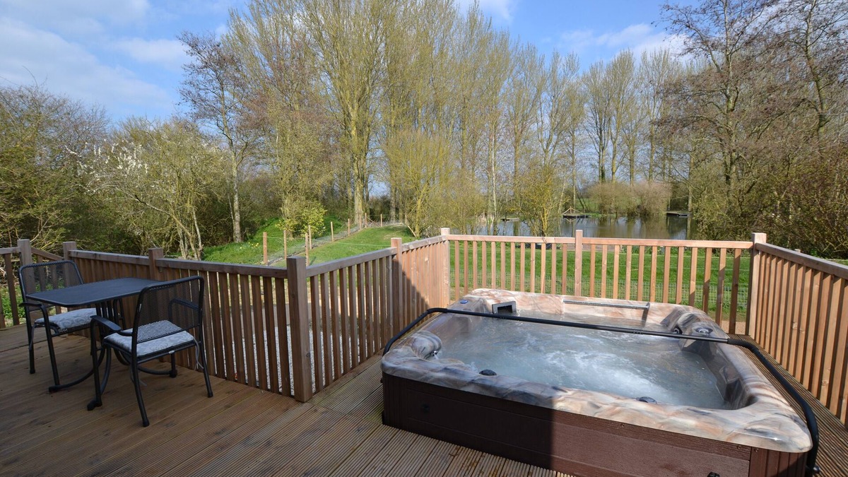 Henton Apartment | Kingfisher Luxury Lodge with Sauna and Hot Tub