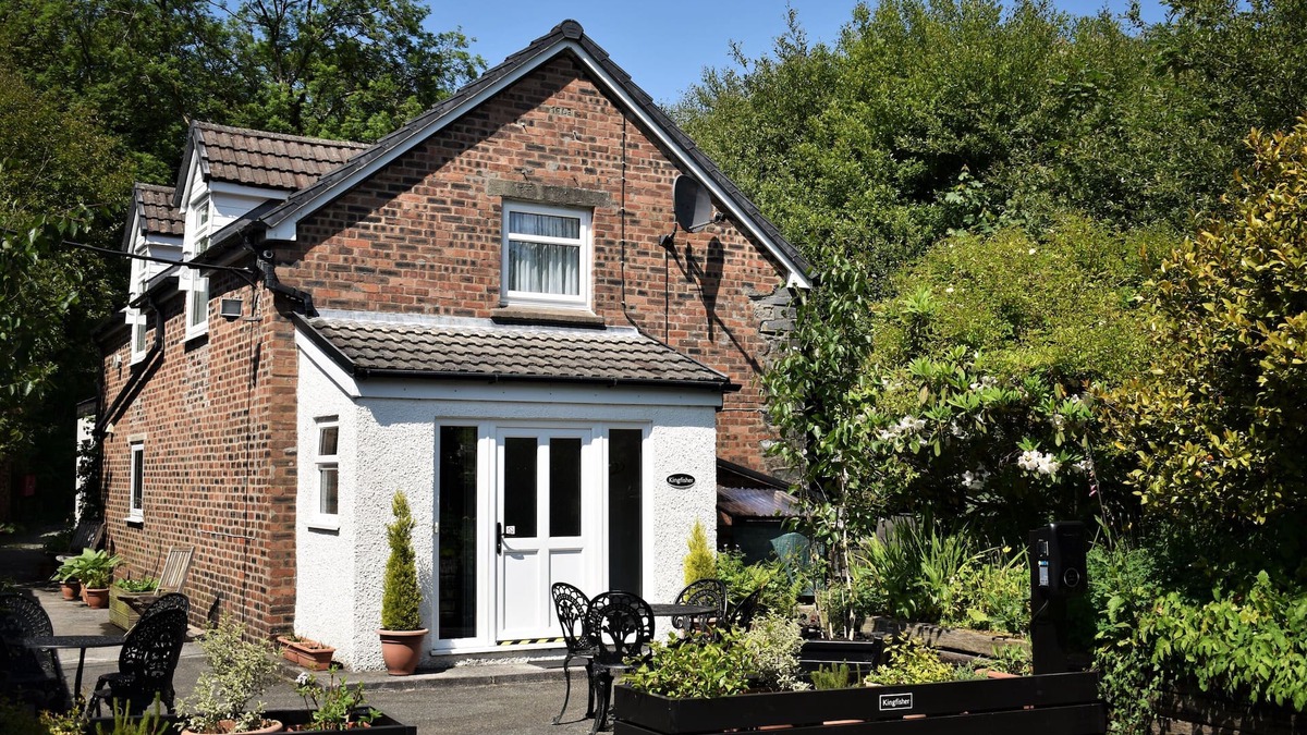Whitland Cottage | KINGFISHER, pet friendly, character holiday cottage in Blaenwaun