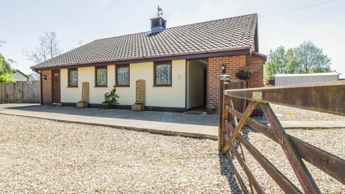 Wattisfield Cottage | KINGFISHER, pet friendly, with a garden in Rickinghall