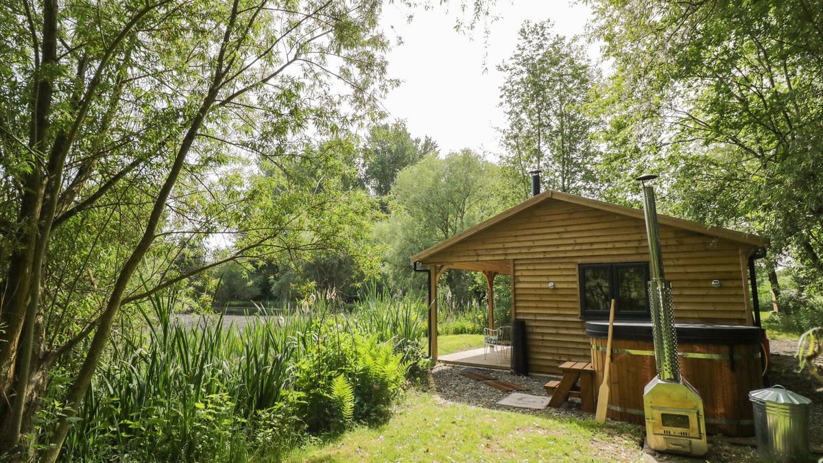 Frankton Cottage | KINGFISHER, romantic, with hot tub in Dunchurch
