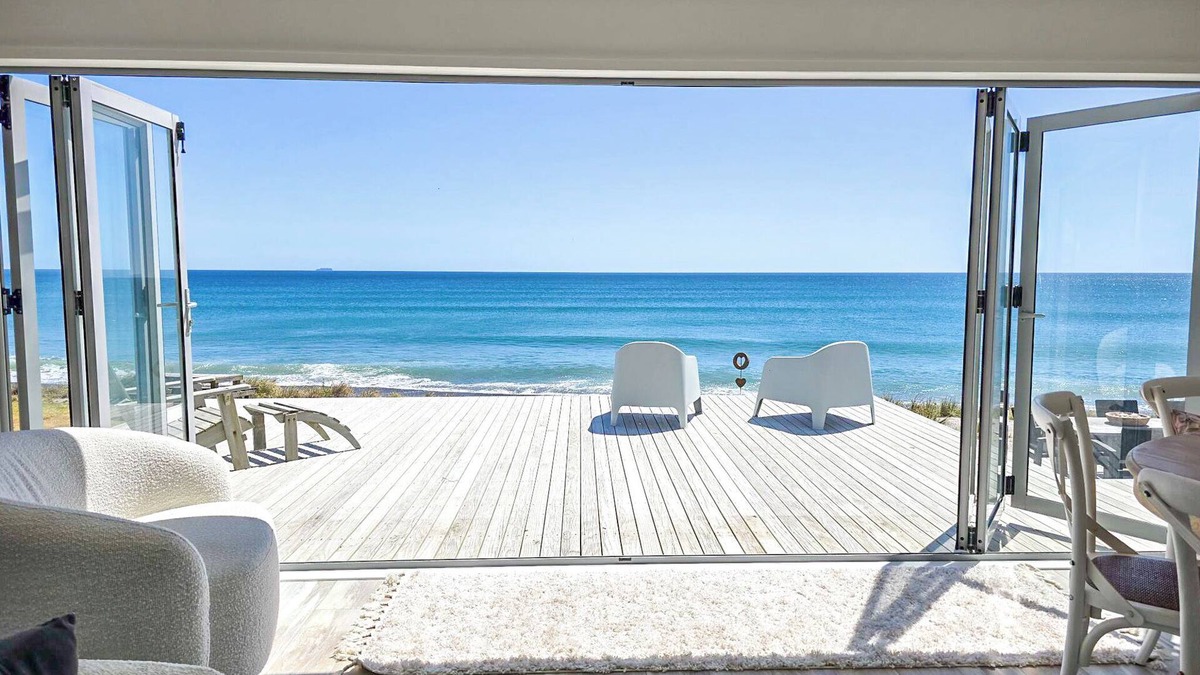 Pukehina House | Kingfisher Way - Beachfront Holiday Home Sleeps 10