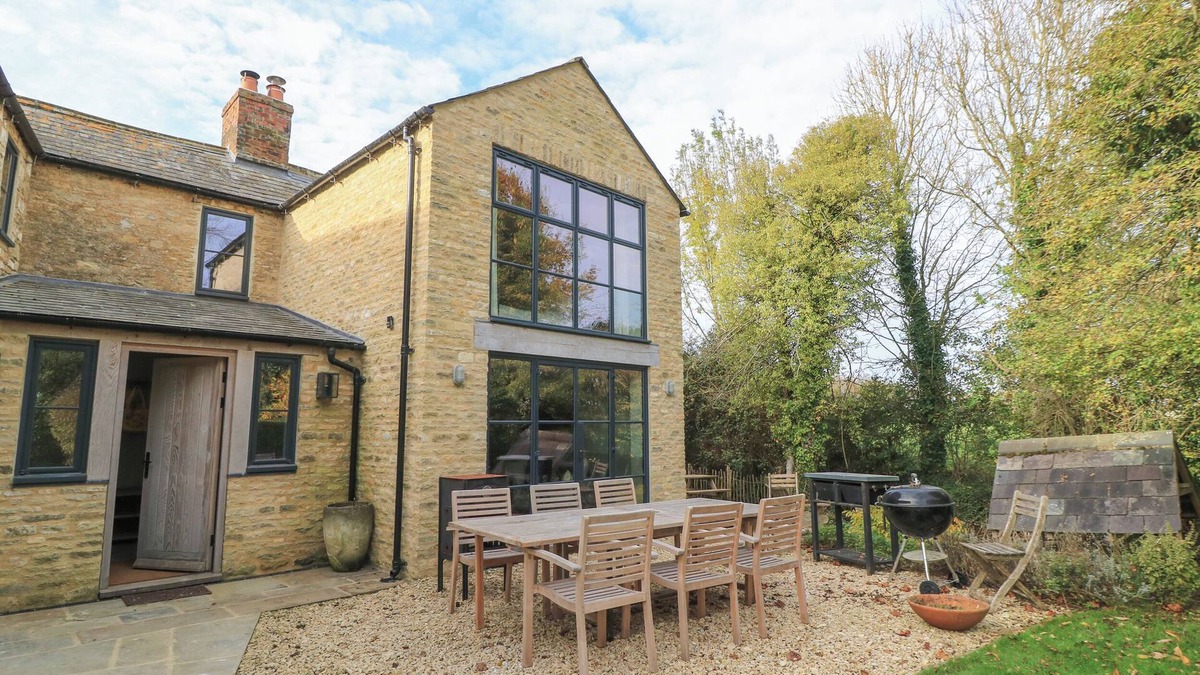 Bampton Cottage | KINGFISHERS, pet friendly, luxury holiday cottage in Bampton