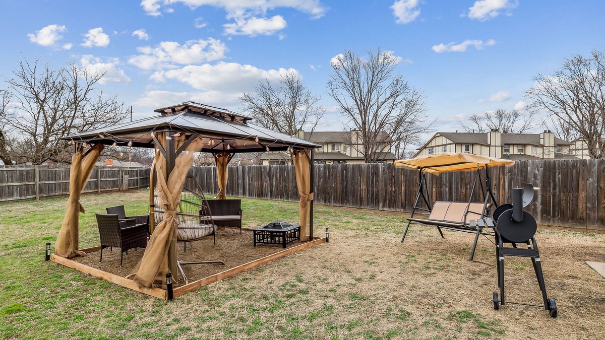 Wichita House | Kings, 75" TV & Swing Duplex in West Wichita