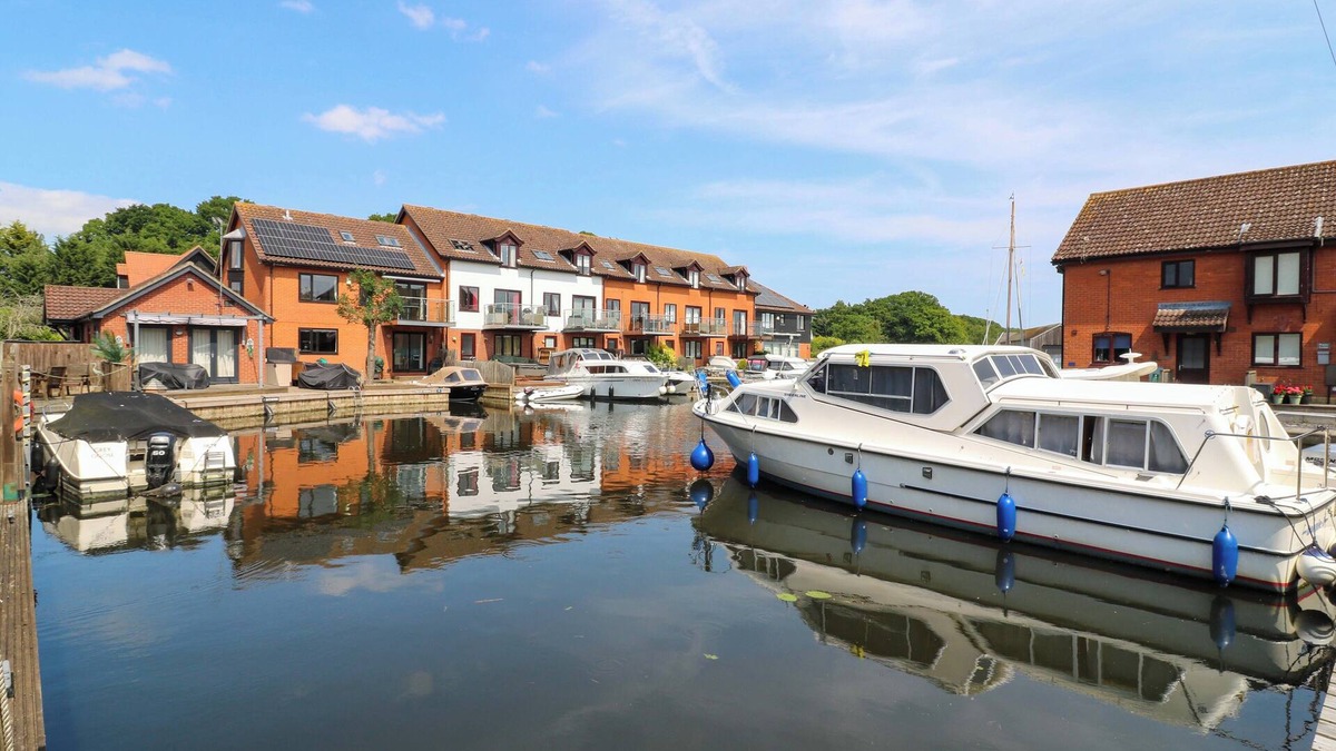 Horning Cottage | KINGSMERE, pet friendly, with a garden in Horning