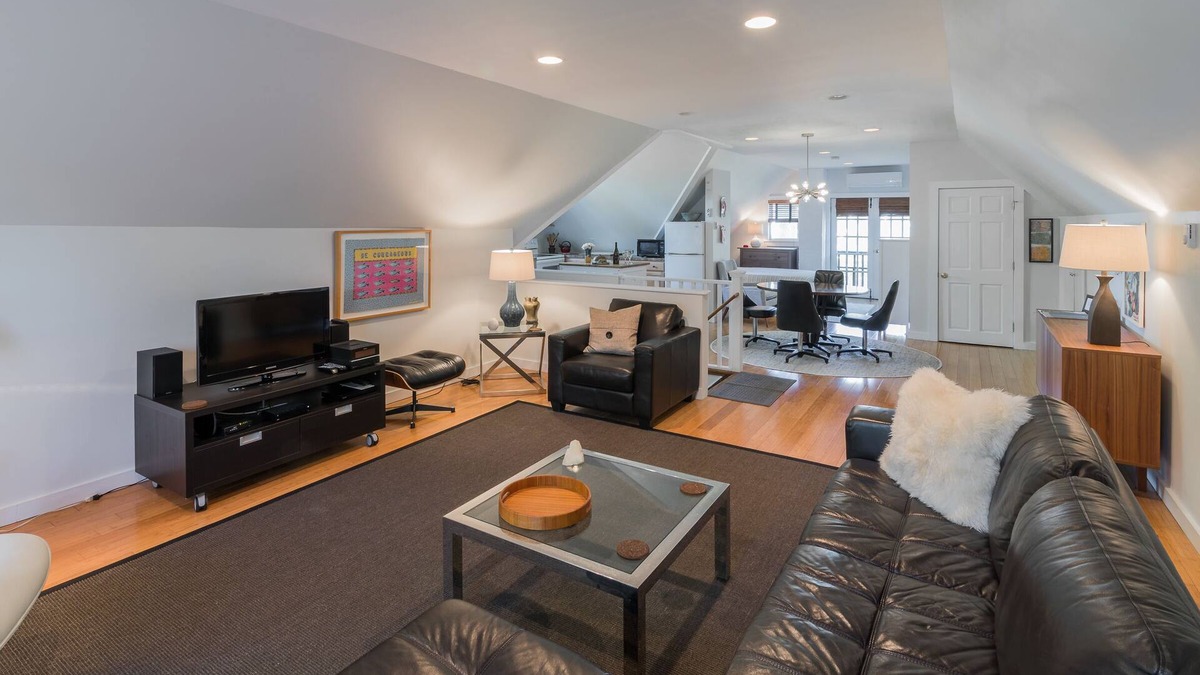 Lincoln Park Apartment | Kingston Carriage House Loft Apartment