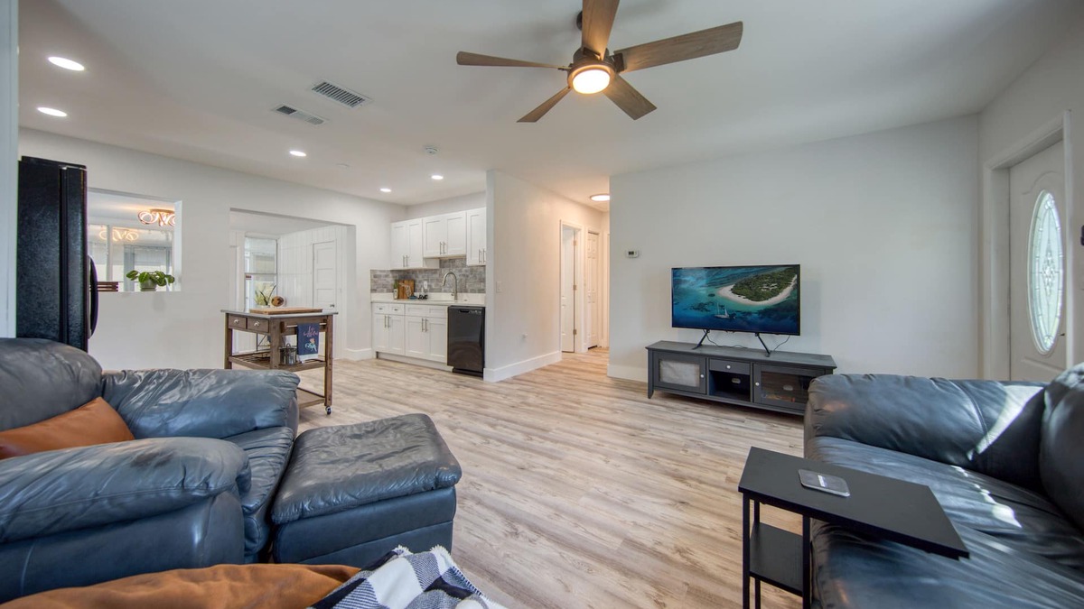 Disston Heights House | Kingston - House in St. Petersburg. Close to downtown & the beach! Dog friendly