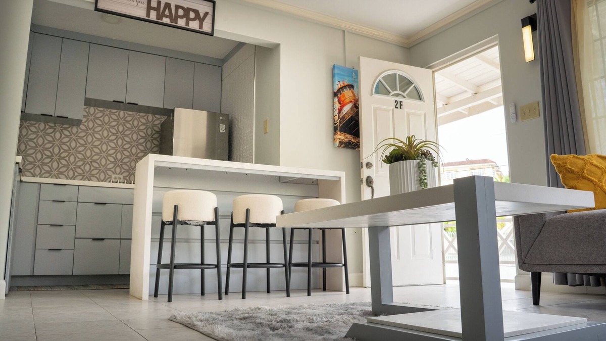 Beverly Hills Apartment | Kingston Skyline Escape - Modern, Gated, Peaceful, Easy Access/Top Attractions