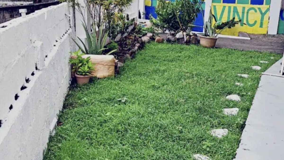 Kingstown Apartment | KINGSTOWN 1 BEDROOM RIGHT IN TOWN! WALKING DISTANCE TO EVERYTHNG VINCY!