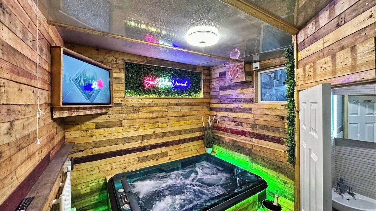 Rhondda Cynon Taff Cabin | Kinky Kabin w/Hot Tub, Sauna and Rooftop Garden
